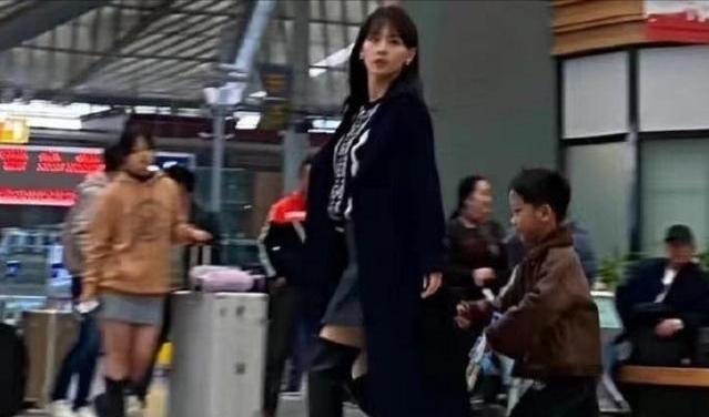 张嘉倪|曝张嘉倪净身出户，孩子被藏后，在车站首露面，脸颊憔悴消瘦不少