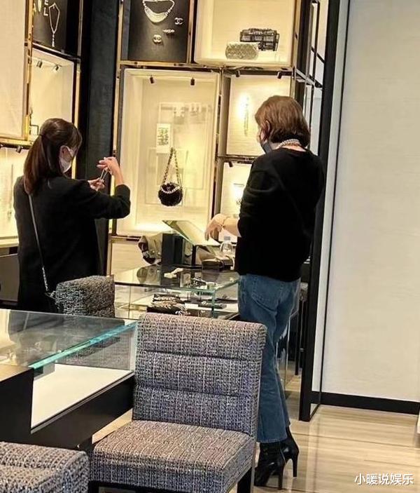 关之琳|关之琳与闺蜜聚会，把酒言欢，近60岁依然优雅，气质不减当年