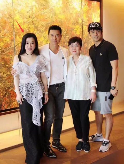 吕良伟|吕良伟夫妇共爬山，妻子坐柱子上秀美照，老夫少妻爱情成就佳话