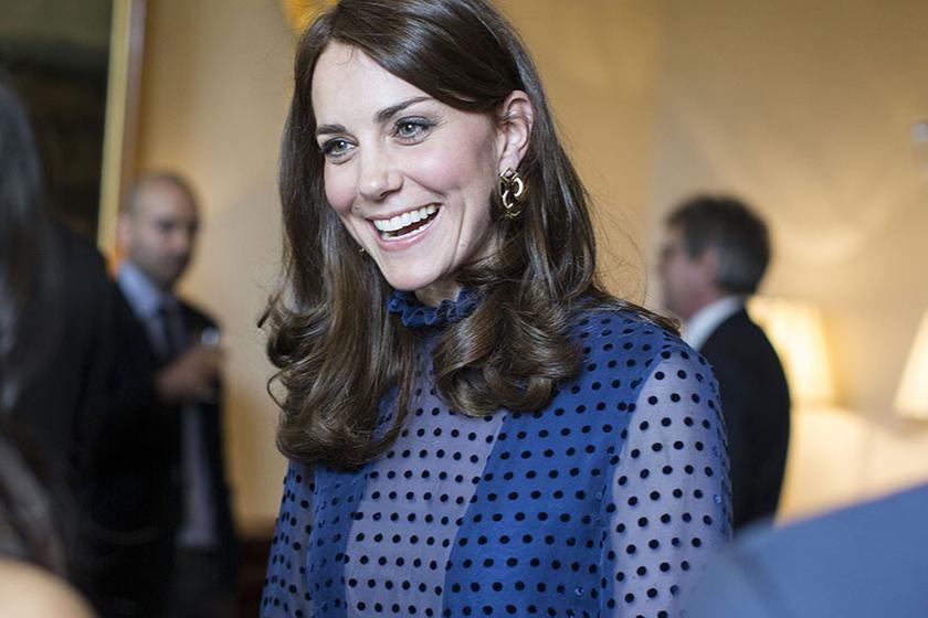 凯特王妃穿旧衣扫墓，灰色MK伞裙配海军蓝酷毙可惜这届帽子不行