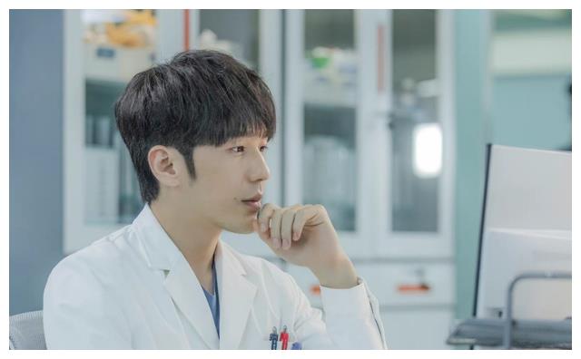 杨幂|杨幂《谢谢你医生》已过审!白衣制服气质佳,惊艳不输涂山红红