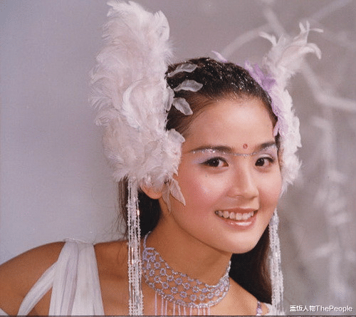 阿Sa|同样头插羽毛，蔡卓妍灵动、周迅美成经典，杨幂“晴雯”太辣眼