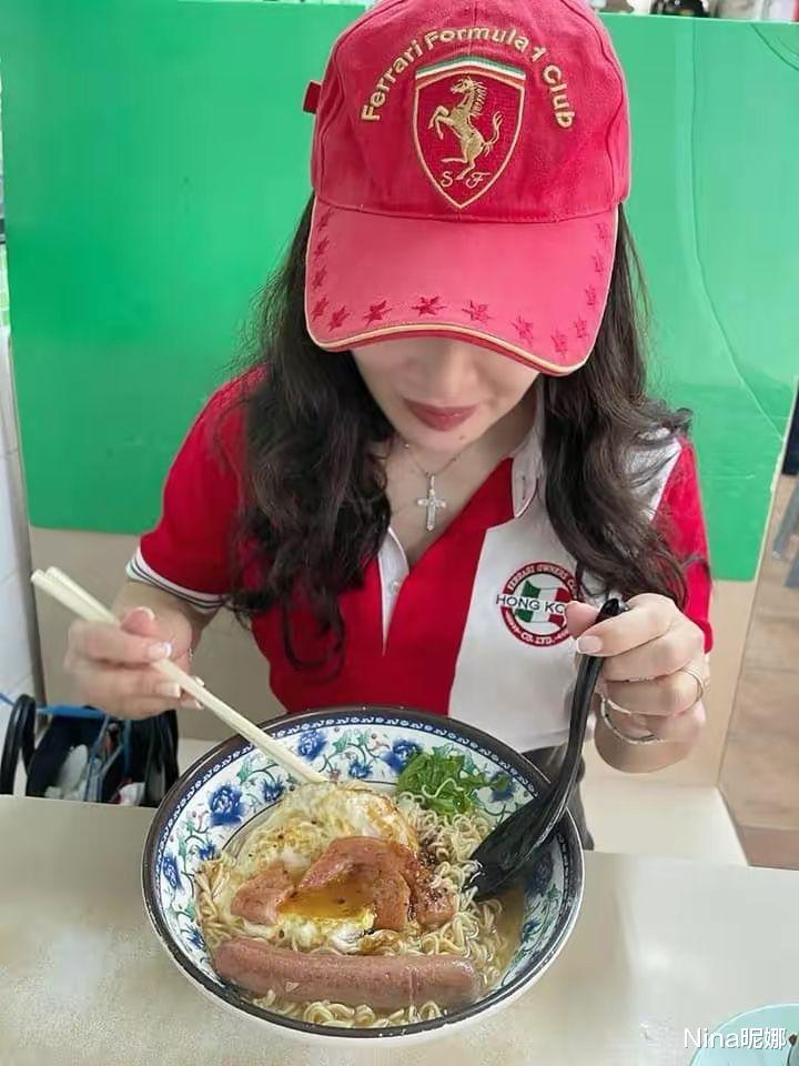 陈少霞二婚真没嫁错人,开豪车同白发老公庆6周年结婚纪念日,46岁很少女