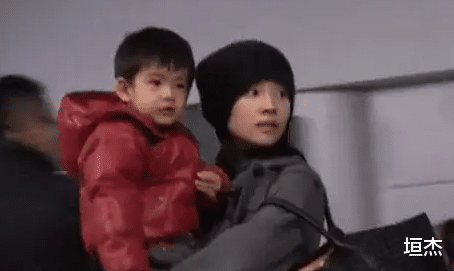 董洁|“畸形母爱”董洁:喊儿子爸爸,拍亲密婚纱照,把儿子当老公养?