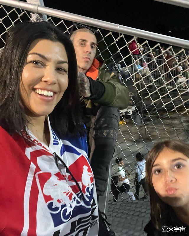 |43岁卡戴珊大姐跪趴沙发，“虎背”上拔罐印醒目，肉乎乎丈夫喜欢