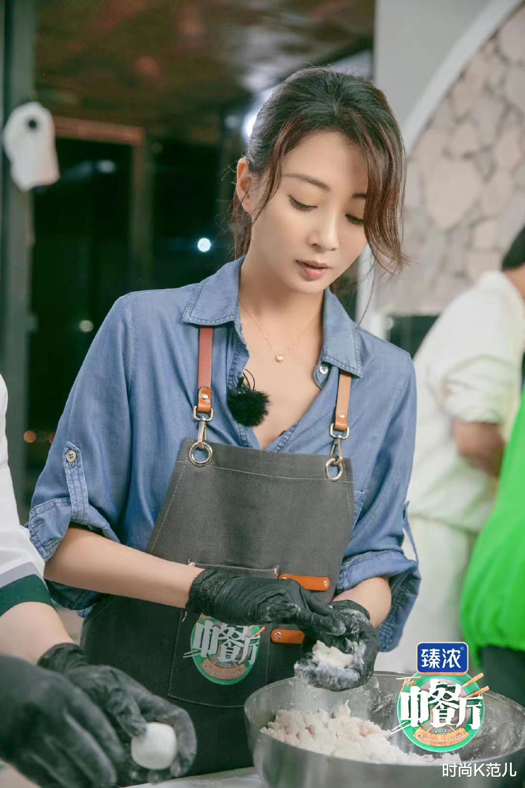 口红 殷桃《中餐厅》新造型，牛仔衬衫搭马尾，休闲简约气质很出众