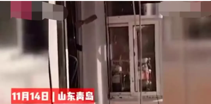 山东，青岛。蒙师傅在为一栋居民楼粉刷外墙时，突然从三楼窗户里伸出两把菜刀砍向他和他拴着的安全绳