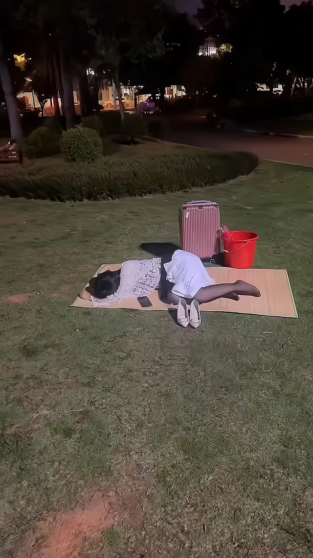 一女子被丈夫赶出家门,带着行李,睡在小区的草地上