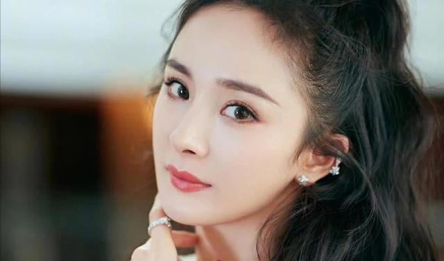 塌方|曝某大师级导演塌方!包养顶流小花没底线,为其向流量男演员低头