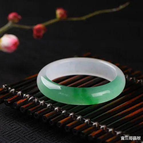 翡翠手镯|带色种水镯太贵？不妨了解下半山半水翡翠手镯，能省不少钱