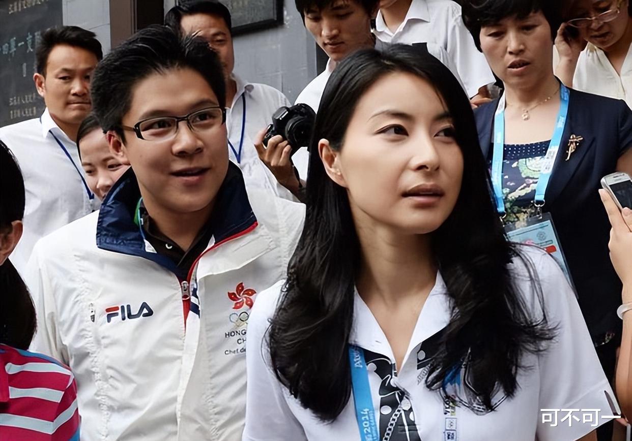 伏明霞|43岁伏明霞现状！70岁丈夫老当益壮，女儿成年收亿元大礼，很豪气