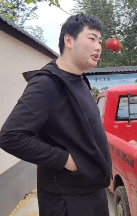 带货|朱小伟事业心大起，穿得不伦不类像去拍戏，网友：地主家的傻儿子