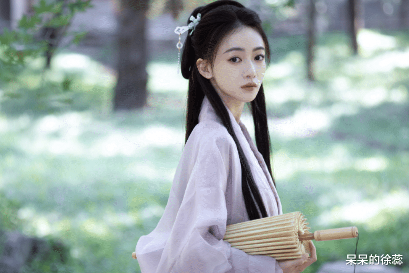 吴谨言|《乘风破浪》捧红两人，喜欢“装傻”的于文文，过分真实的吴谨言