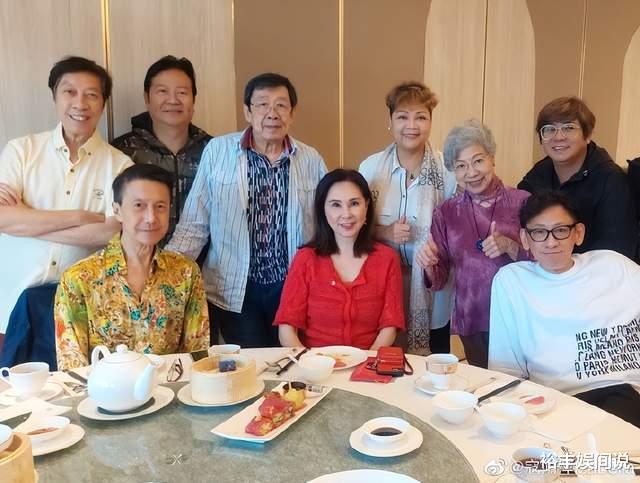 胡枫|港星齐聚为姜大卫庆生！87岁“鬼后”罗兰状态好，90岁胡枫超精神