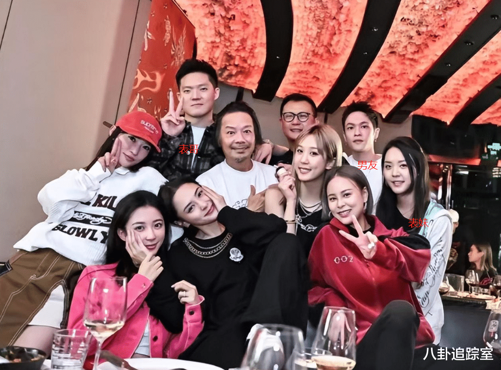 潘玮柏|潘玮柏娇妻人脉太广！与阿娇亲密摸脸，合影邓紫棋男友何猷君亲戚