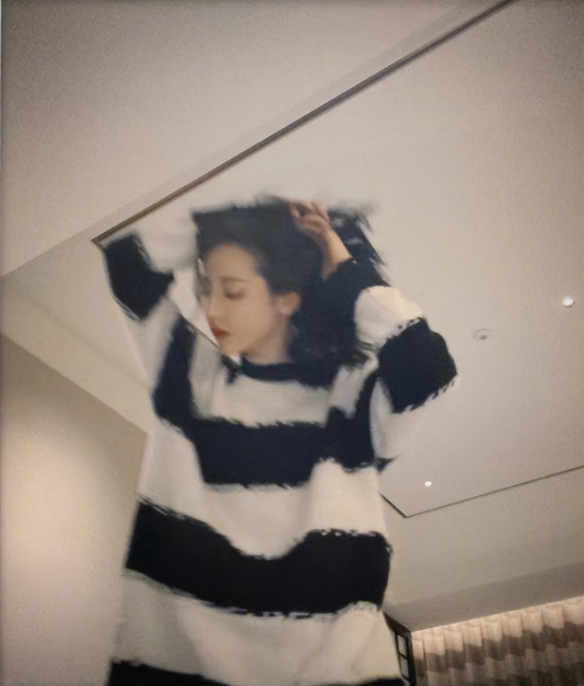 迪丽热巴|迪丽热巴晒拍立得自拍，挑战自拍新角度，摇晃在夏日的慵懒阳光