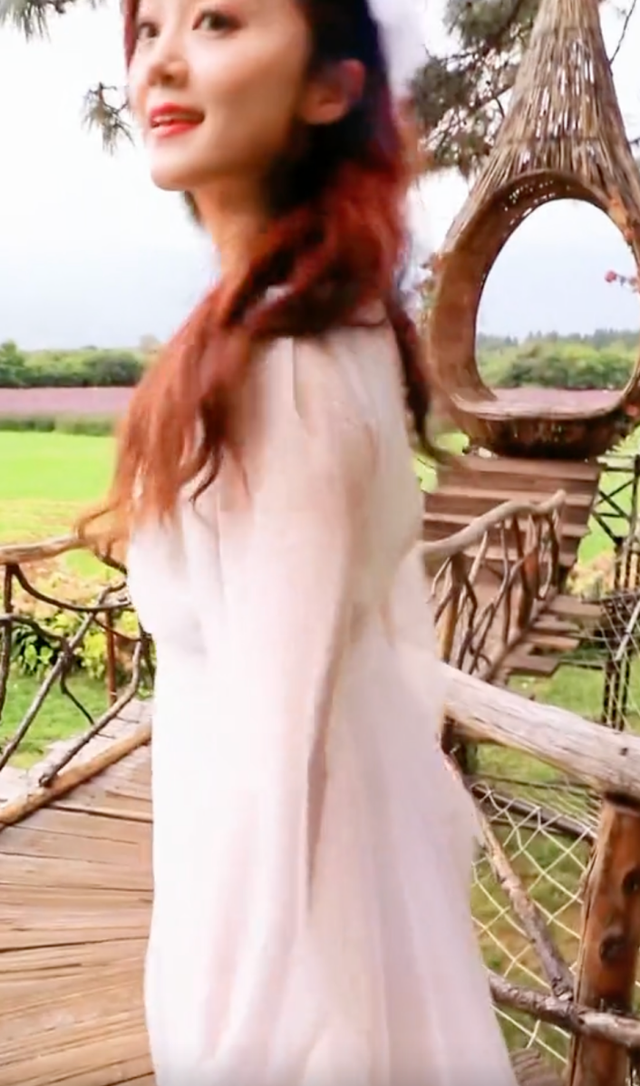 王小玮|玖月奇迹王小玮室外唱歌!穿薄纱裙身姿妙曼,兴奋奔跑表情娇俏