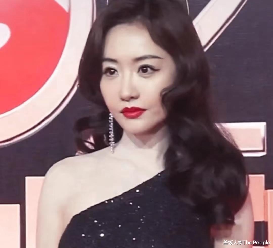 张晓晨|国剧盛典红毯:杨蓉妆容拉胯颜丙燕有赘肉,蓝盈莹险摔倒面露惊恐