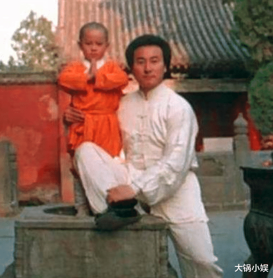 释小龙|5点起床练武没有童年的释小龙,带妻女出游,网友直呼断网