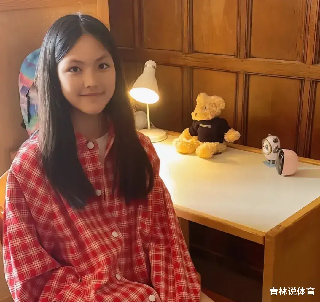 李湘|李湘送女儿回来了,第一件事就是带货,可以说事业心很强。