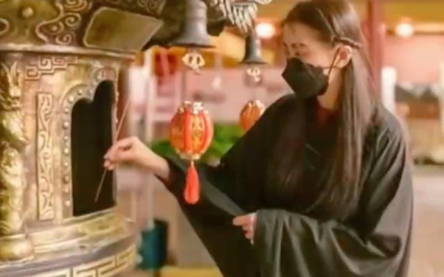 王祖贤|55岁王祖贤拜佛被偶遇，双手合十表情虔诚，被吐槽颜值暴跌似路人