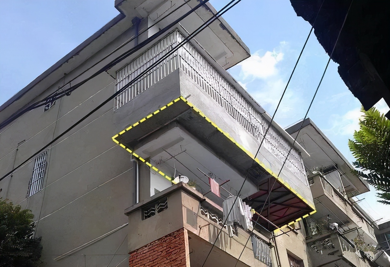 邻居家阳台多出2米,窃喜还到处炫耀,内行人:不加固会塌