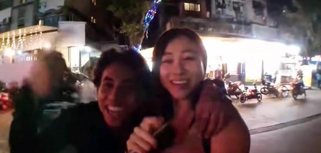 韩国网红在印度直播时被陌生男子强吻,对方还想拉她上车!