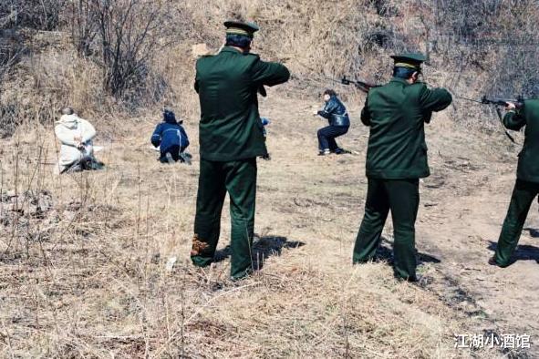 我国死囚罪犯在被执行枪决时,为什么必须要跪着?原因很简单