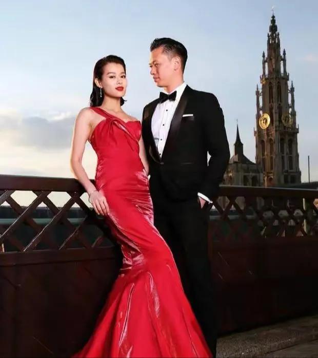 胡杏儿|胡杏儿婚姻VS大S具俊晔:老公吃软饭,五年三胎,还得赚钱养家