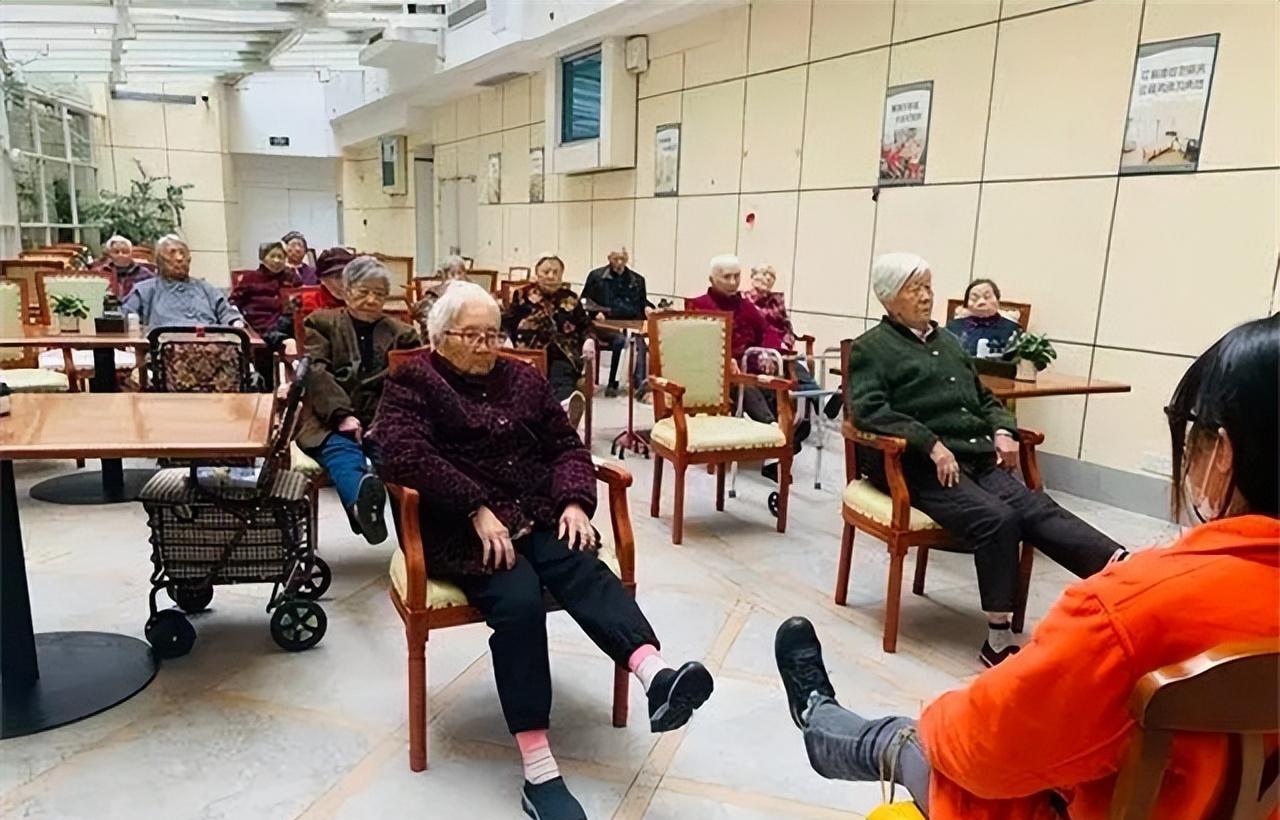 三线城市|挣多少才住得起养老院?一个三线城市的现实叙事