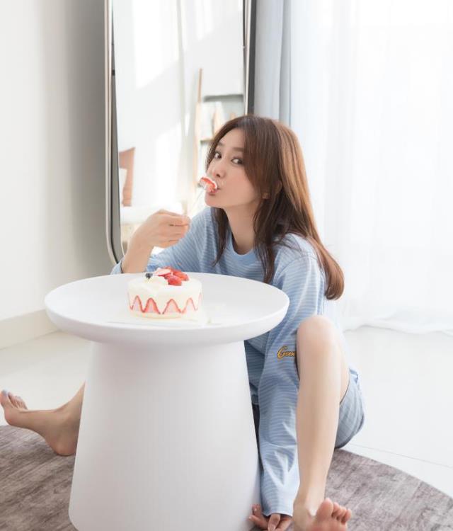 秦岚|穿居家服学学秦岚，40多岁仍有少女感，不刻意秀身材也好看