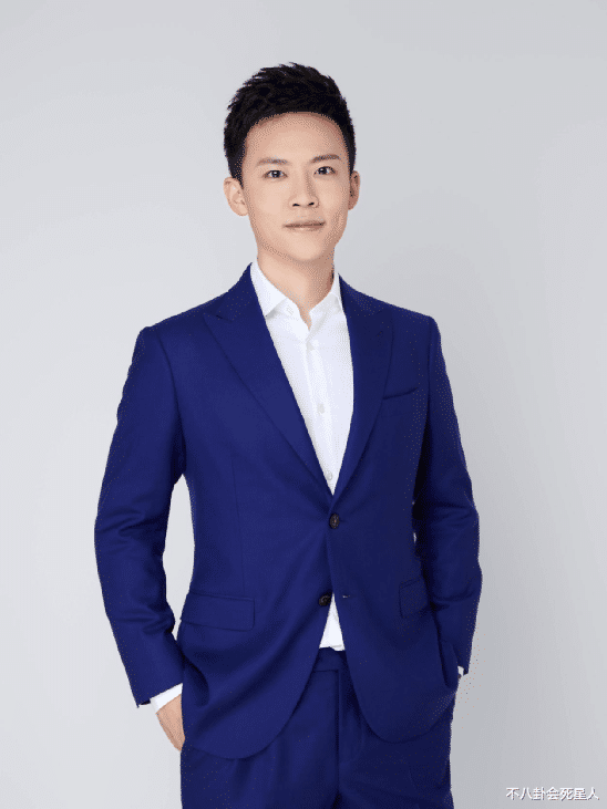 央视|央视主持界的7位帅哥，有人32岁英年早逝， 53岁的亚宁依旧英俊