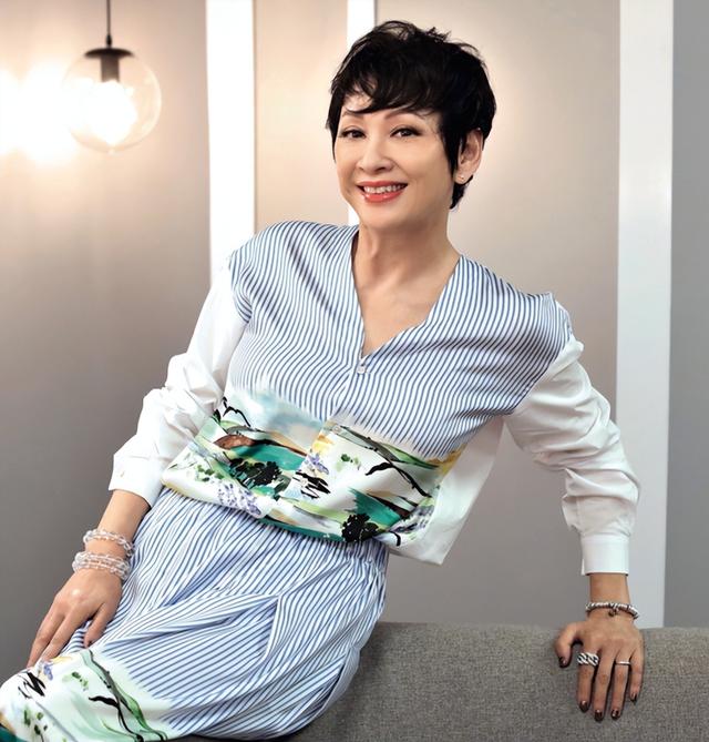 医生 周润发前妻认真打扮起来真美，穿条纹裙配短发，62岁依然优雅大气