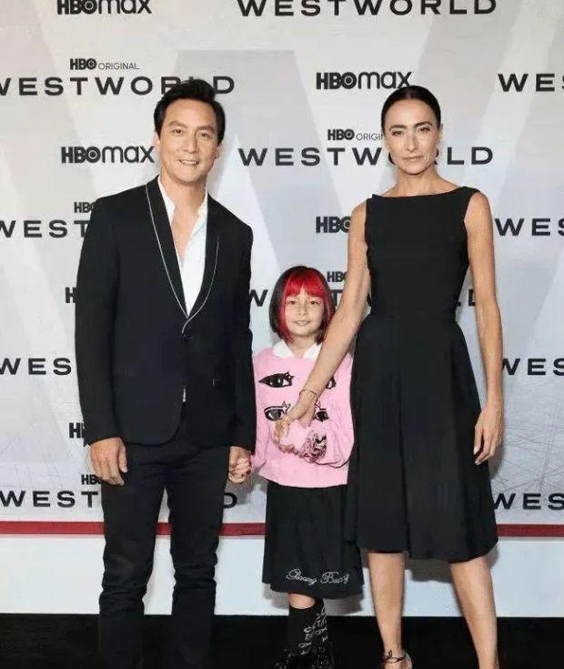 吴彦祖|48岁吴彦祖现身理发店，皮肤暗黄发际线后移，近照酷似倪大红