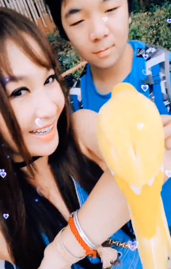 温碧霞|温碧霞晒与养子合照,肌肤白嫩似少女,两人举止亲密感情融洽