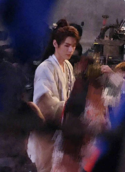 杨幂|杨幂受伤后首次复工，路透照看不见眼角疤痕，与龚俊搭档CP感足