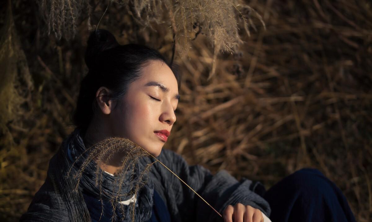 男子出差,未婚妻将初恋带到婚房,男子归来在沙发下发现神秘字条