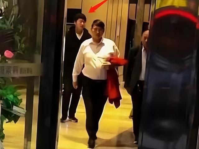 朱之文|大衣哥在儿子订婚后接商演，朱小伟当其助理，网友：丢人现眼