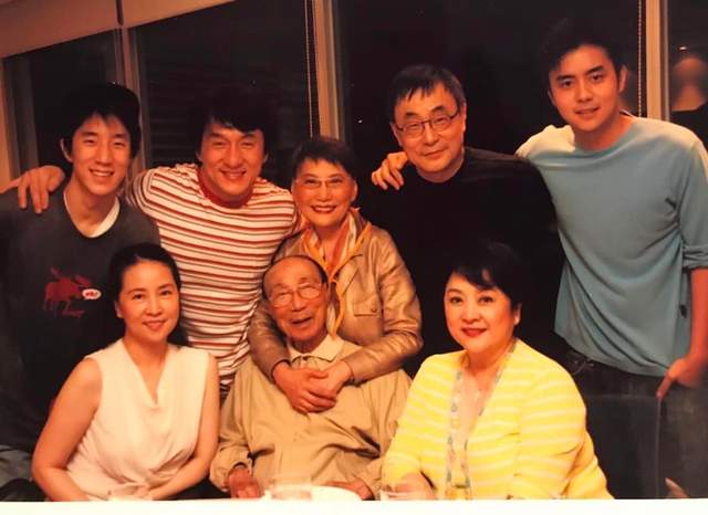 |74岁甄珍失联系儿子所为，被没收手机禁止对外联络，胞弟透露她没事很安全