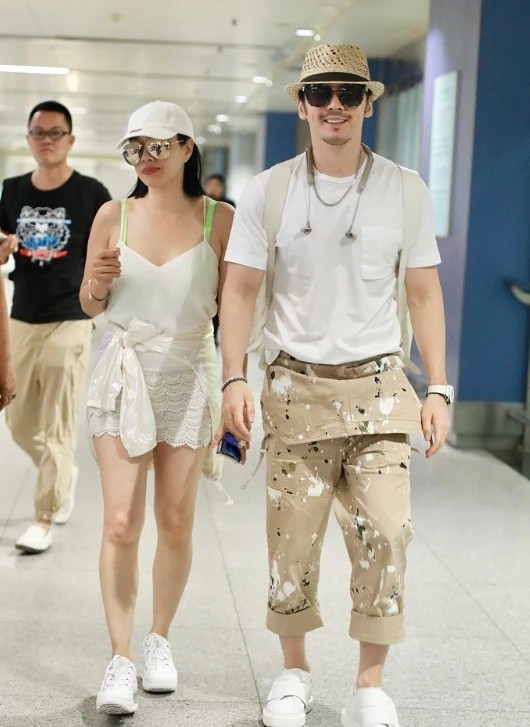 钟丽缇|钟丽缇也太大胆了吧！与婆婆同行还穿这么清凉，差10岁却像隔辈