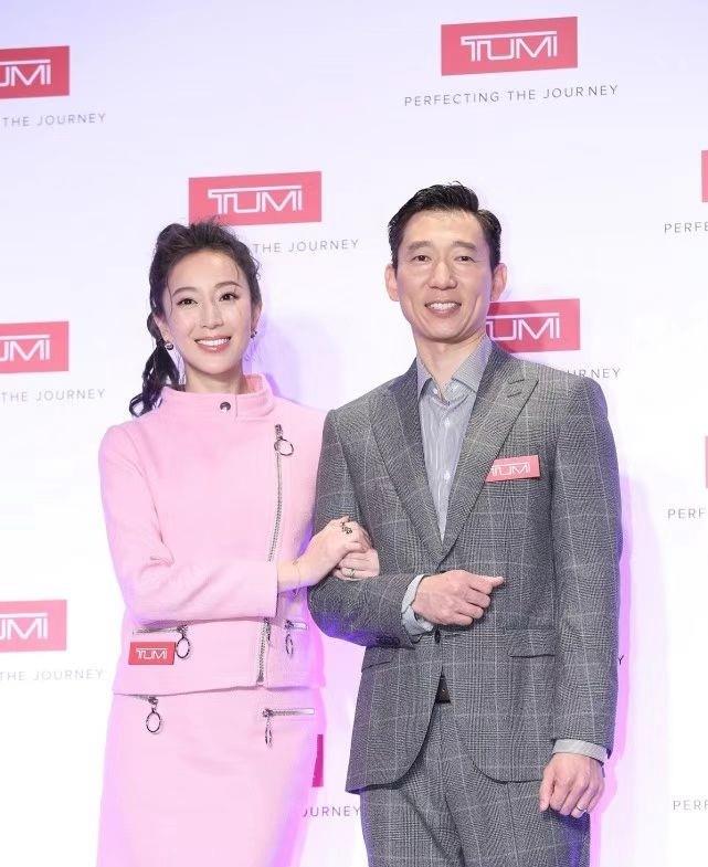 隋棠|隋棠罕携丈夫亮相,穿粉衣生仨娃嫩得像小姑娘,豪门丈夫像老父亲