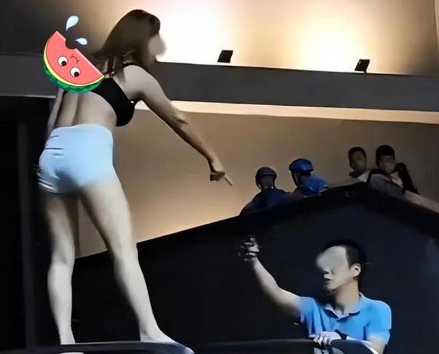 回顾:男子停车场幽会被撞破,妻子褪衣站车顶怒吼:我哪里不如她