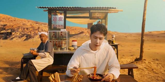 王一博|“小猪佩奇”出道！王一博新“凉皮”广告3套装超帅，插兜好执着