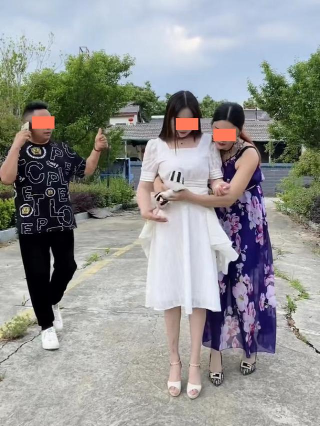 女子生理期染红裤子,男子见后一脸嫌弃,一女子脱下衣服为她遮挡