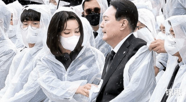 尹锡悦 韩国第一夫人雨中营业！尹锡悦帮她穿雨衣，少女脸太美了