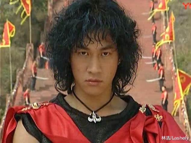 豆角 泫雅爆炸头撞脸步惊云？不愧是时尚达人，什么发型都能hold住