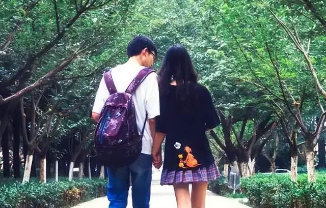 2002年,湖北小伙救女友花光40万,女友病好转嫁他人,今报应来了