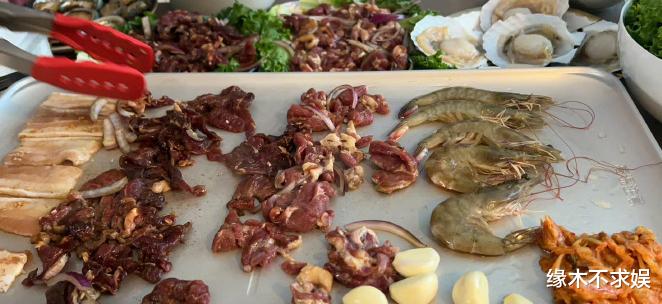 杨紫|杨紫国庆节和3位女友人烤肉,妆容精致戴珍珠耳环,粉丝:接地气