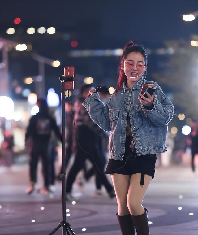 俩单亲妈妈因榜一大哥起争执,争风吃醋互相诋毁,揭开行业遮羞布