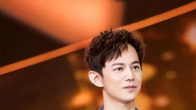 何炅|娱乐圈的人走茶凉，在何炅的身上体现得淋漓尽致！